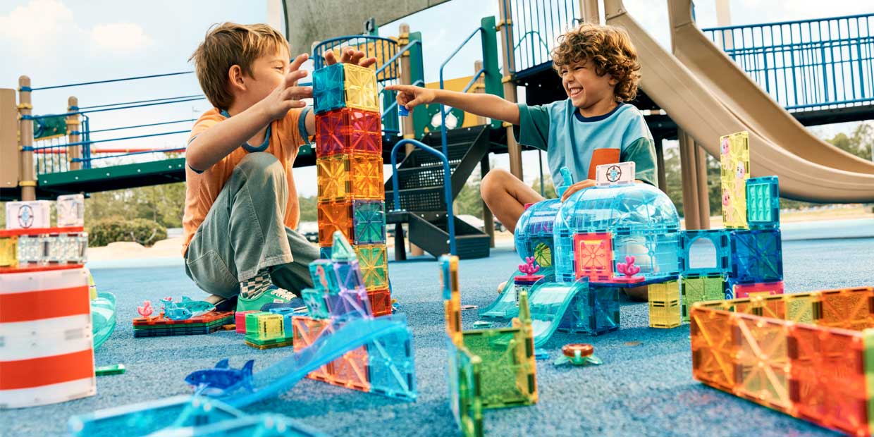 Παιδιά παίζουν με MAGNA-TILES και δημιουργούν πολύχρωμες μαγνητικές κατασκευές