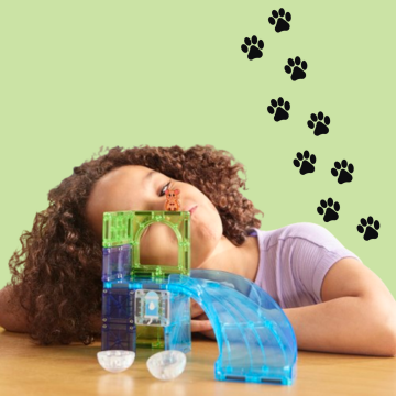 Κορίτσι πίσω από κατασκευή με Magna-Tiles Ελλάδα